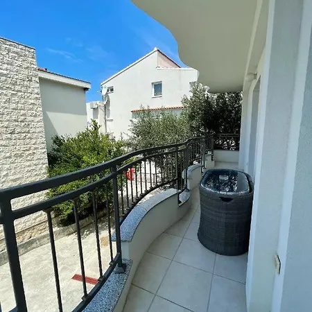 Arina - 20 M From Beach, Tučepi