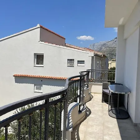 Arina Apartment *