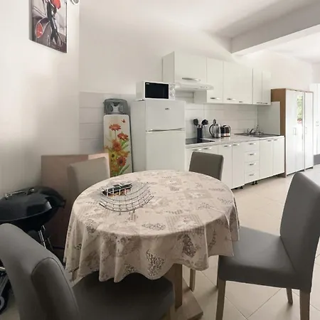 Arina - 20 M From Beach, דירה
